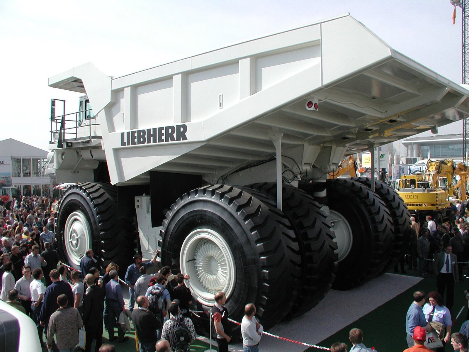 Rigid mining dump truck